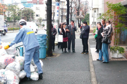 写真：区のごみ回収を視察（東京都目黒区）
