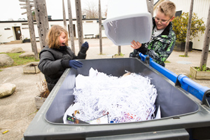 写真：ごみのリサイクルに取り組む児童